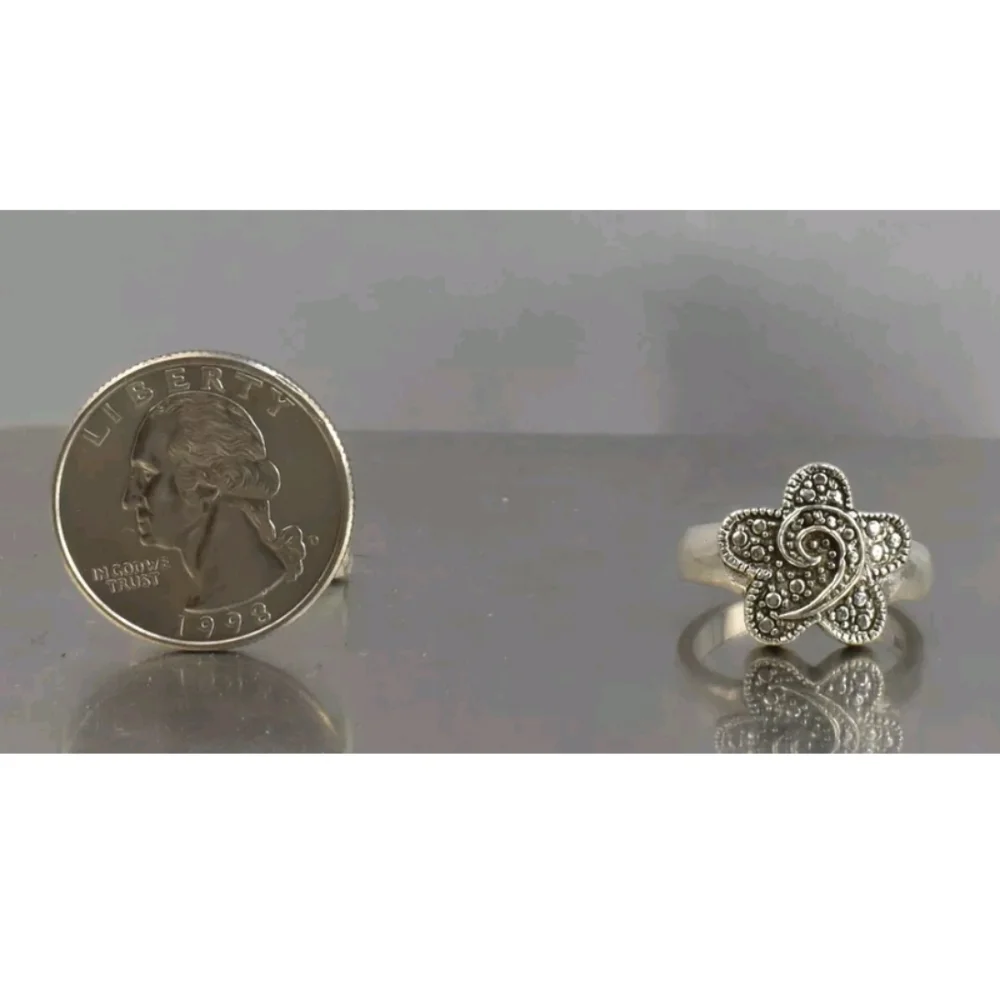 Vintage Sterling Unique detailed Ring size 7.5. E10